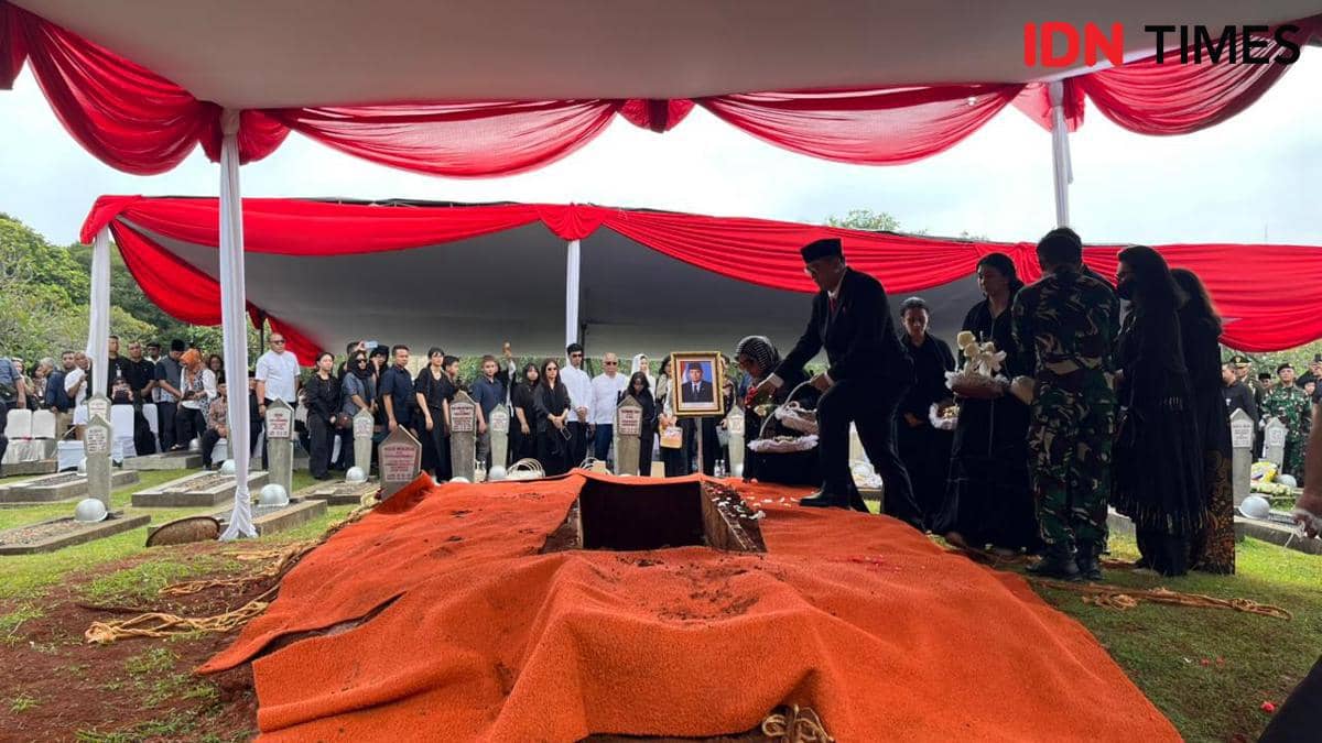 Karangan Bunga Negara Iringi Jenazah Juwono saat Dimakamkan di TMP Kalibata