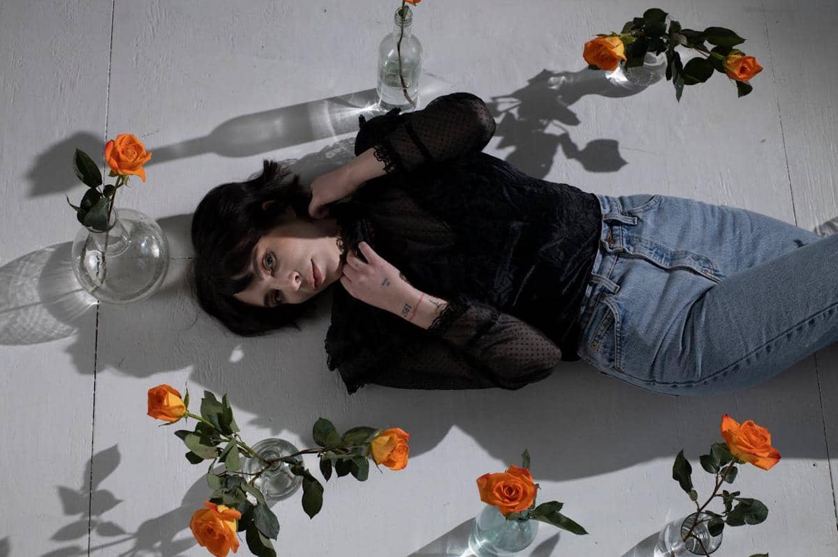 berbaring di antara bunga