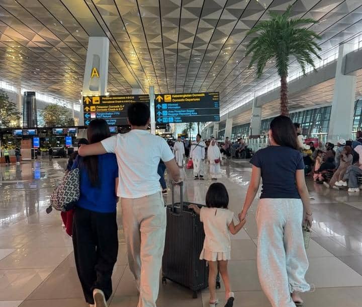 potret keluarga Nola B3 antar Neona Ayu ikut school immersion