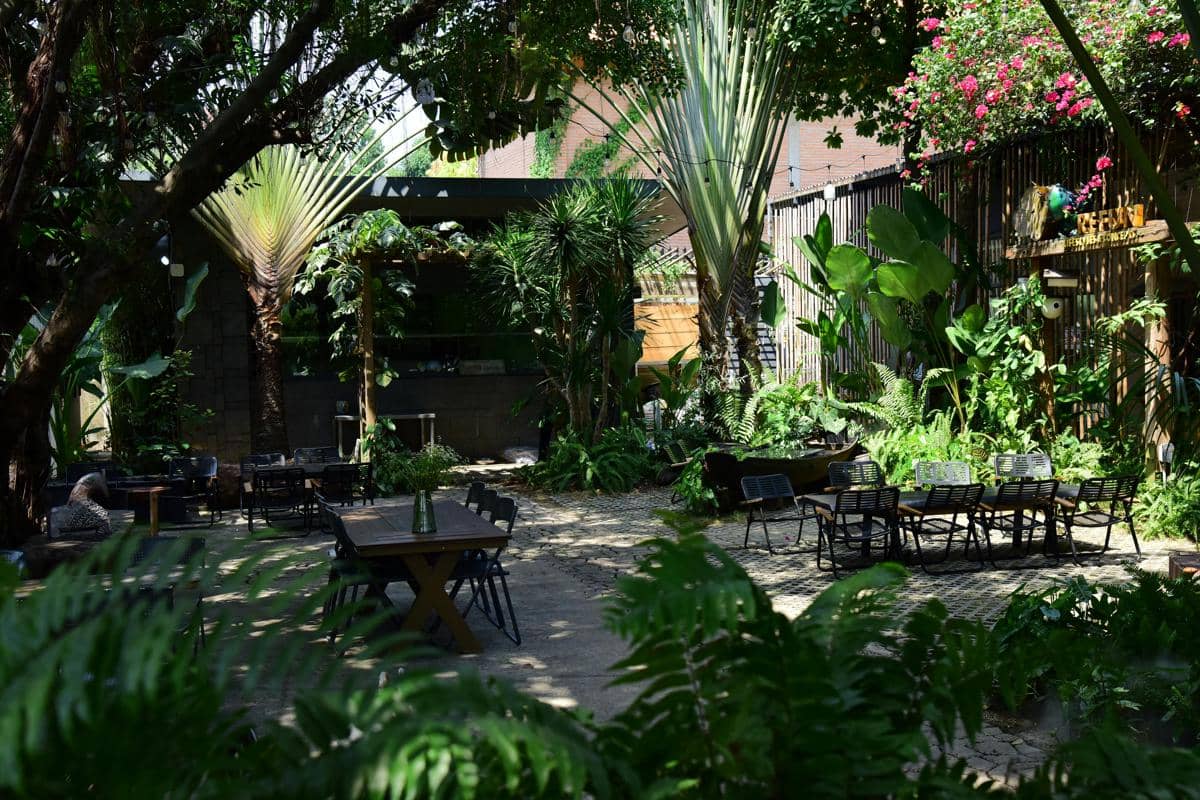 Ilustrasi kafe dengan view alam