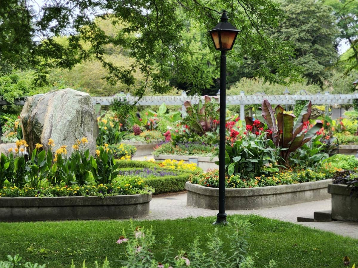 ilustrasi taman bunga tirtoyoso