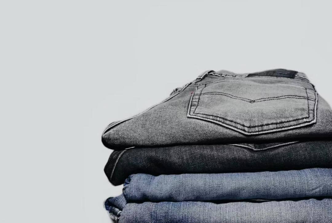 5 Hal yang Harus Kamu Hindari Saat Setrika Celana Jeans, Catat!