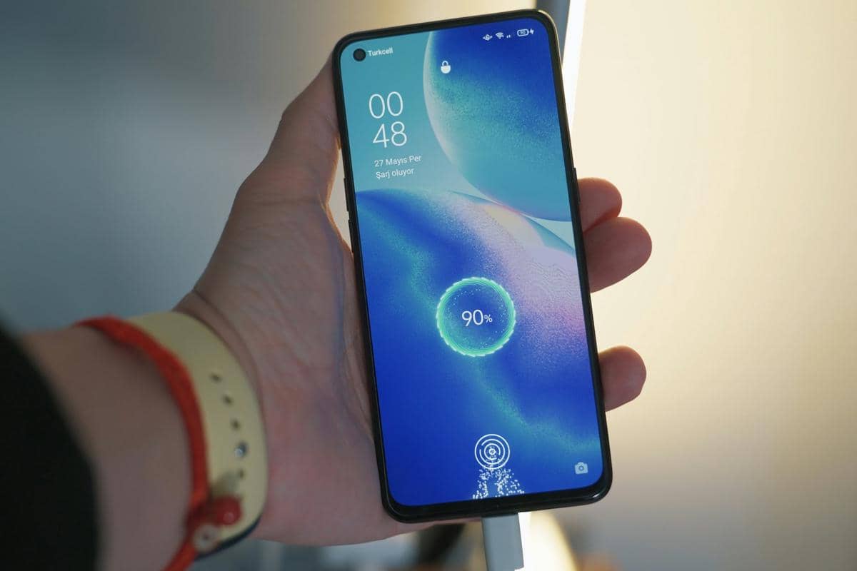 ilustrasi mengisi daya