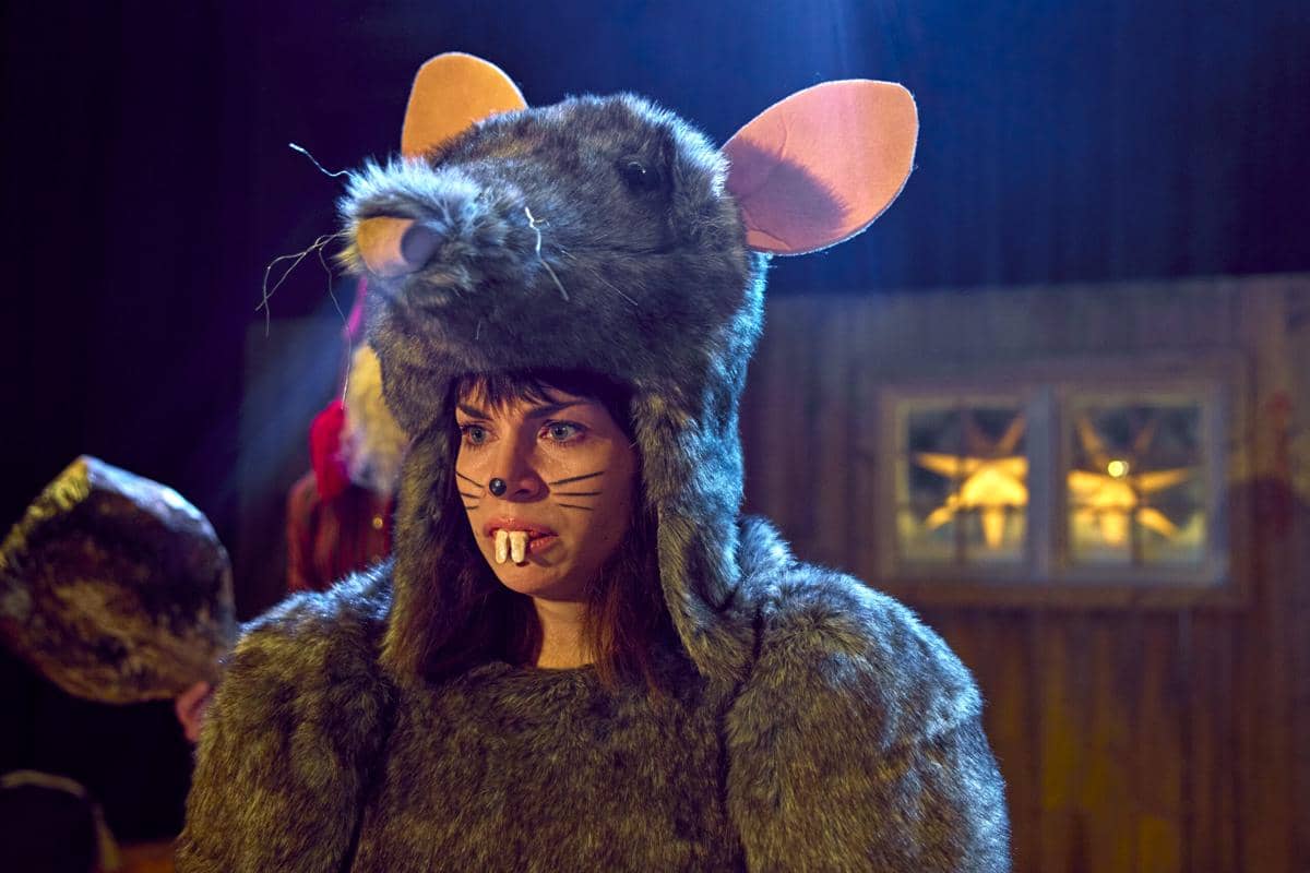 adegan dalam serial Home for Christmas