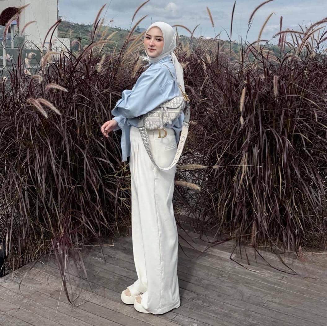 Outfit Hijab Nuansa Biru ala Dinan Fajrina