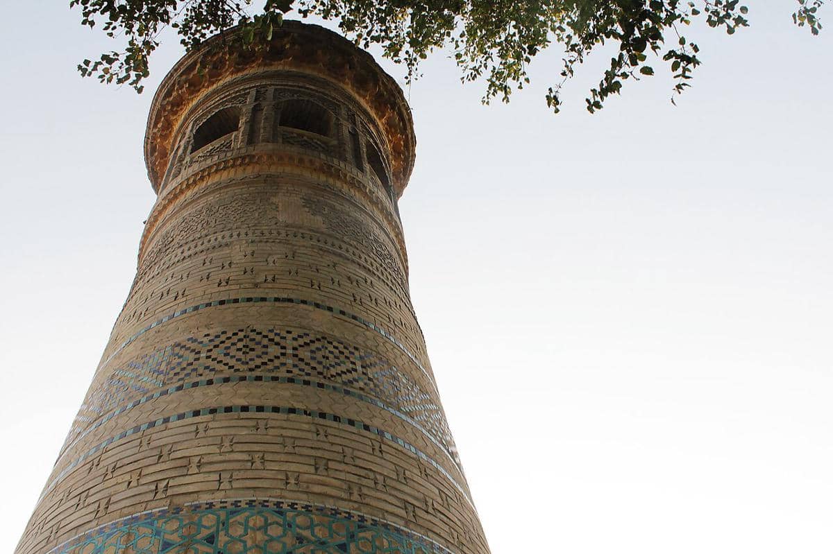 Menara Masjid Bolo Hauz terlihat dalam potret vertikal yang menyoroti bentuk bangunan dan detail eksteriornya.