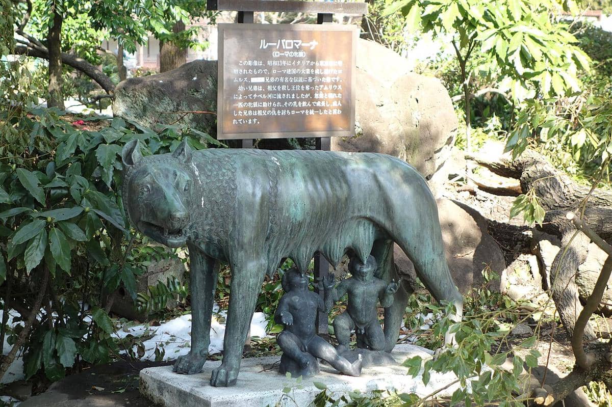 patung serigala jepang