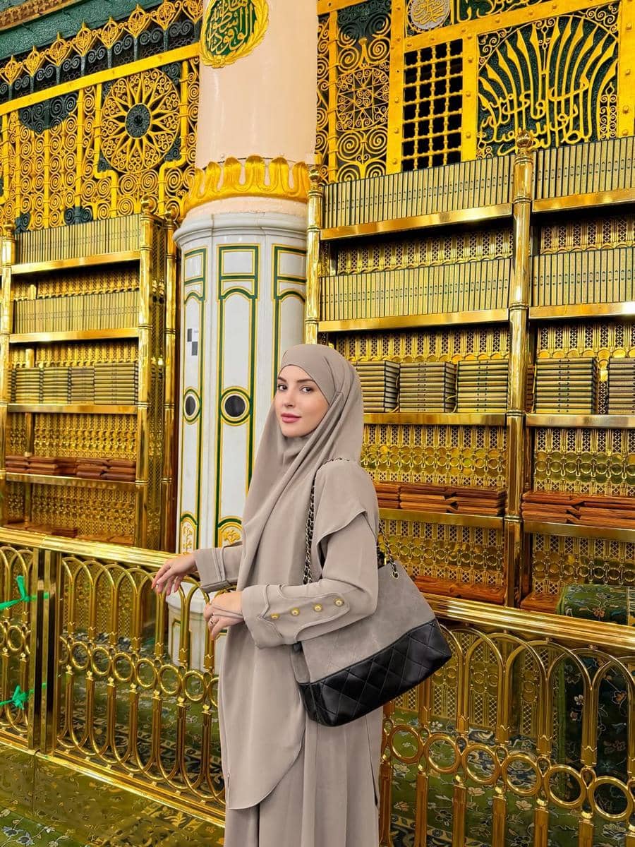 gaya outfit Tasya Farasya dengan hijab dan veil