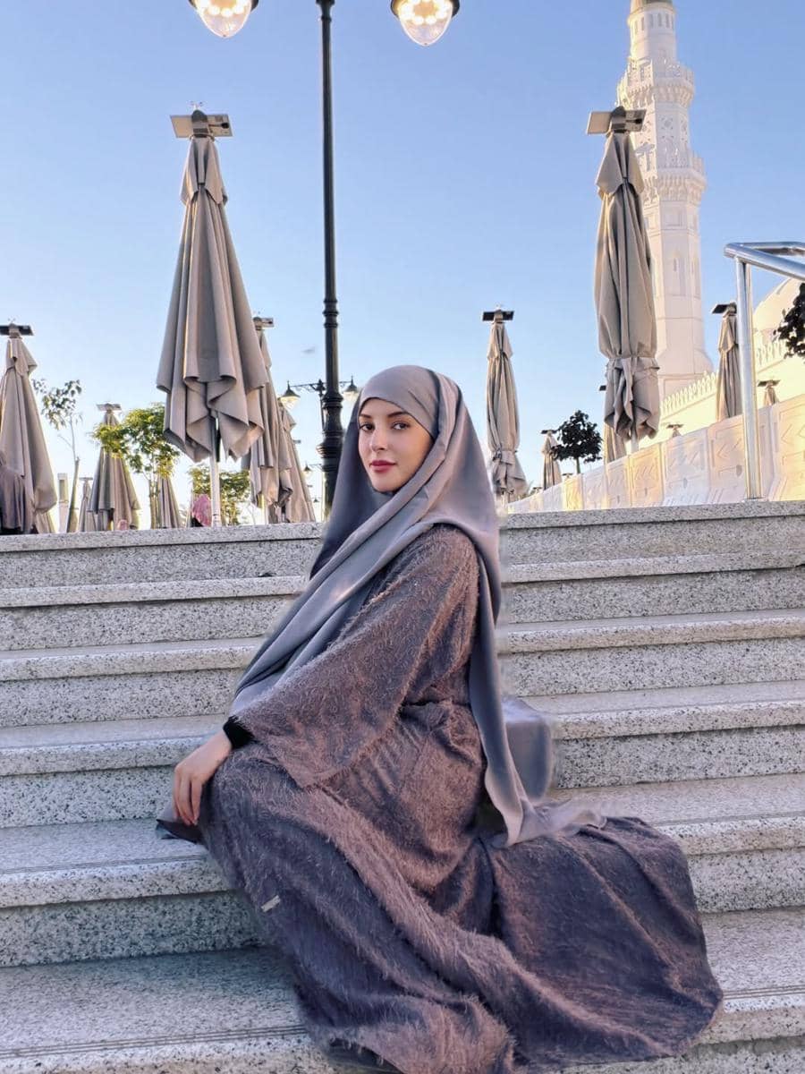 gaya outfit Tasya Farasya dengan hijab dan veil