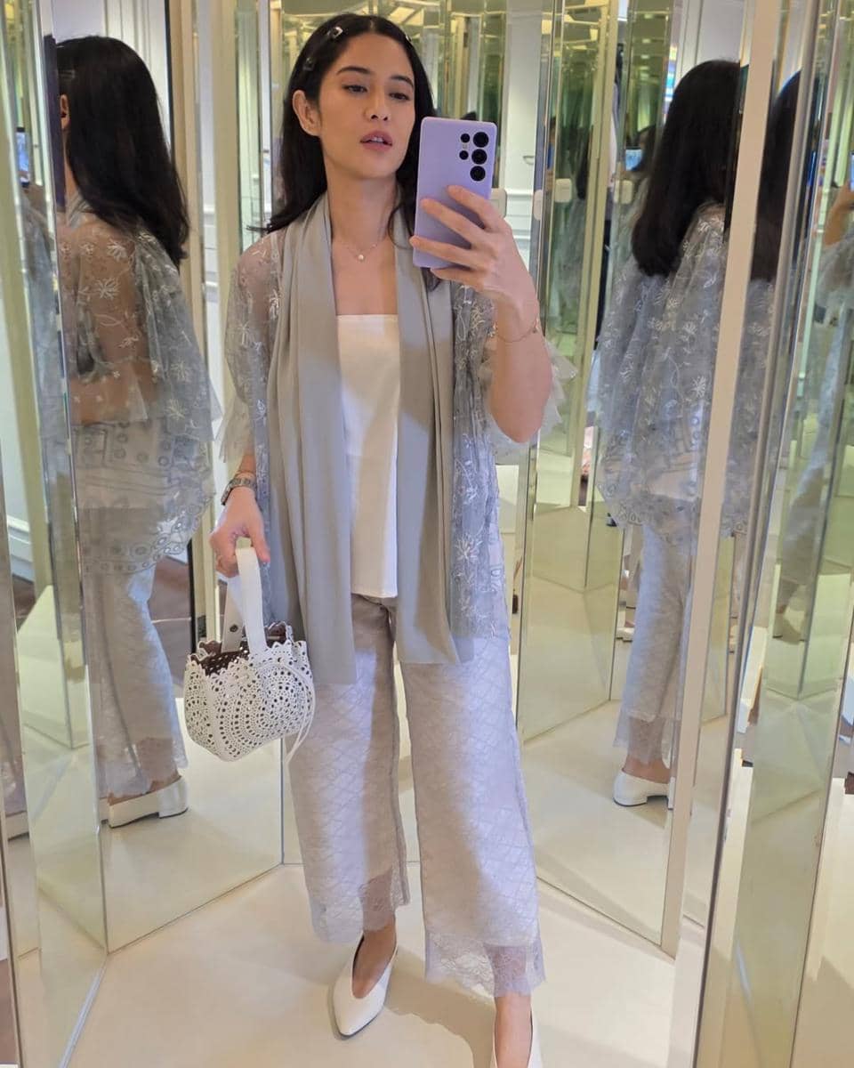 gaya Lebaran Dian Sastro