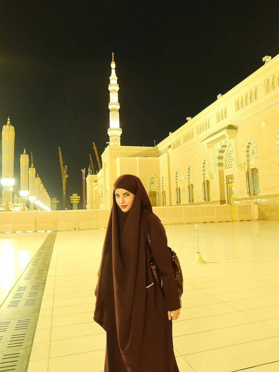 gaya outfit Tasya Farasya dengan hijab dan veil