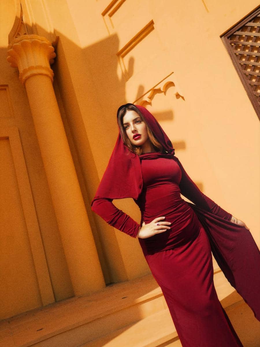 gaya outfit Tasya Farasya dengan hijab dan veil