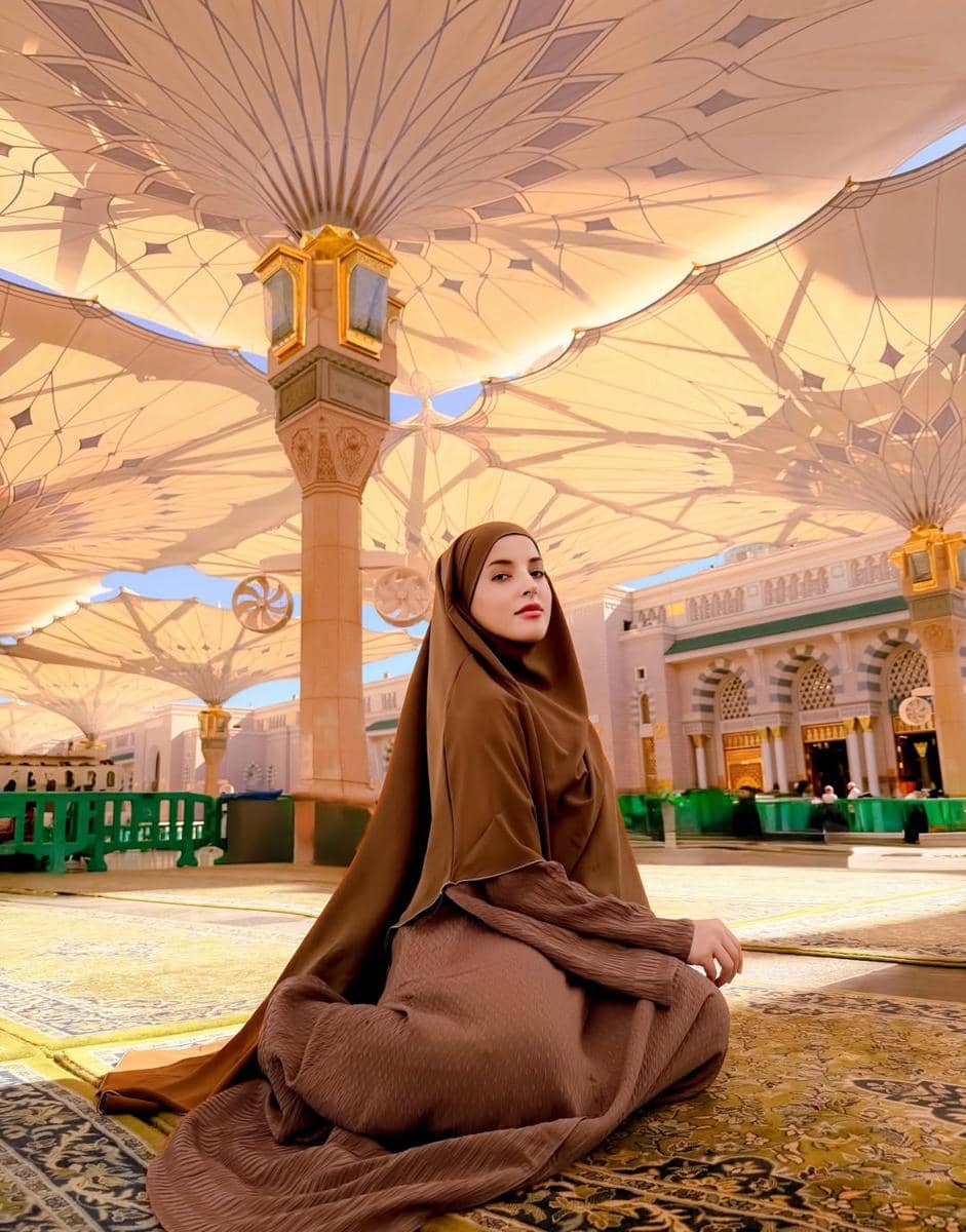 gaya outfit Tasya Farasya dengan hijab dan veil