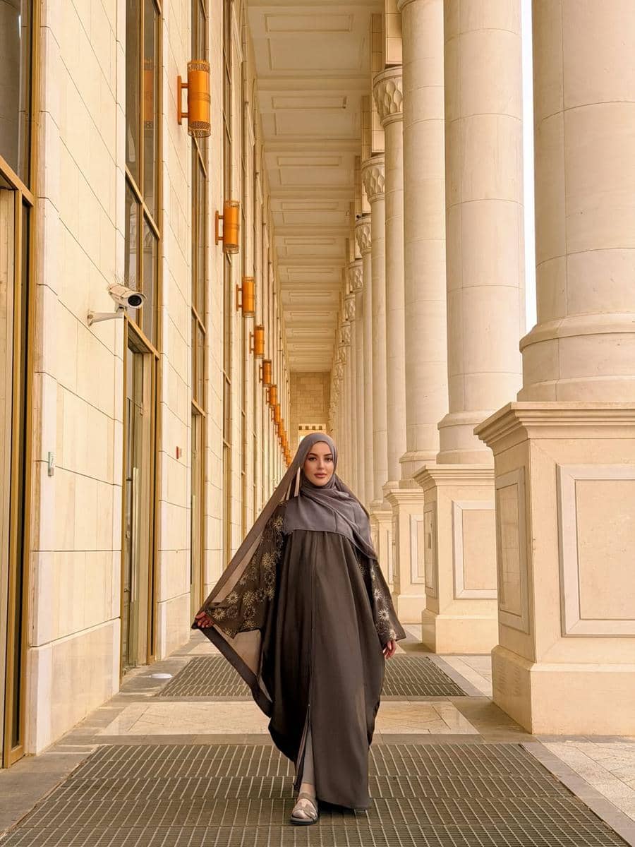 gaya outfit Tasya Farasya dengan hijab dan veil