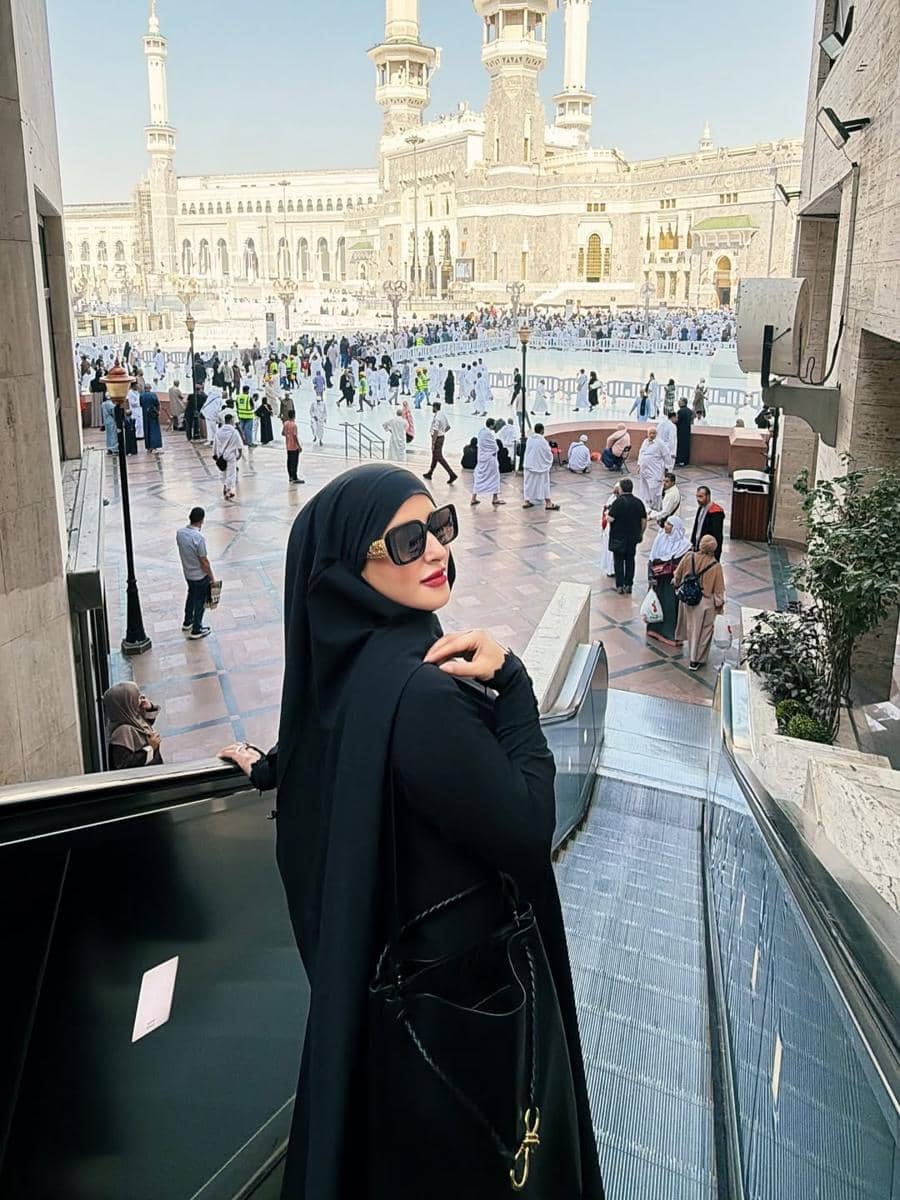 gaya outfit Tasya Farasya dengan hijab dan veil