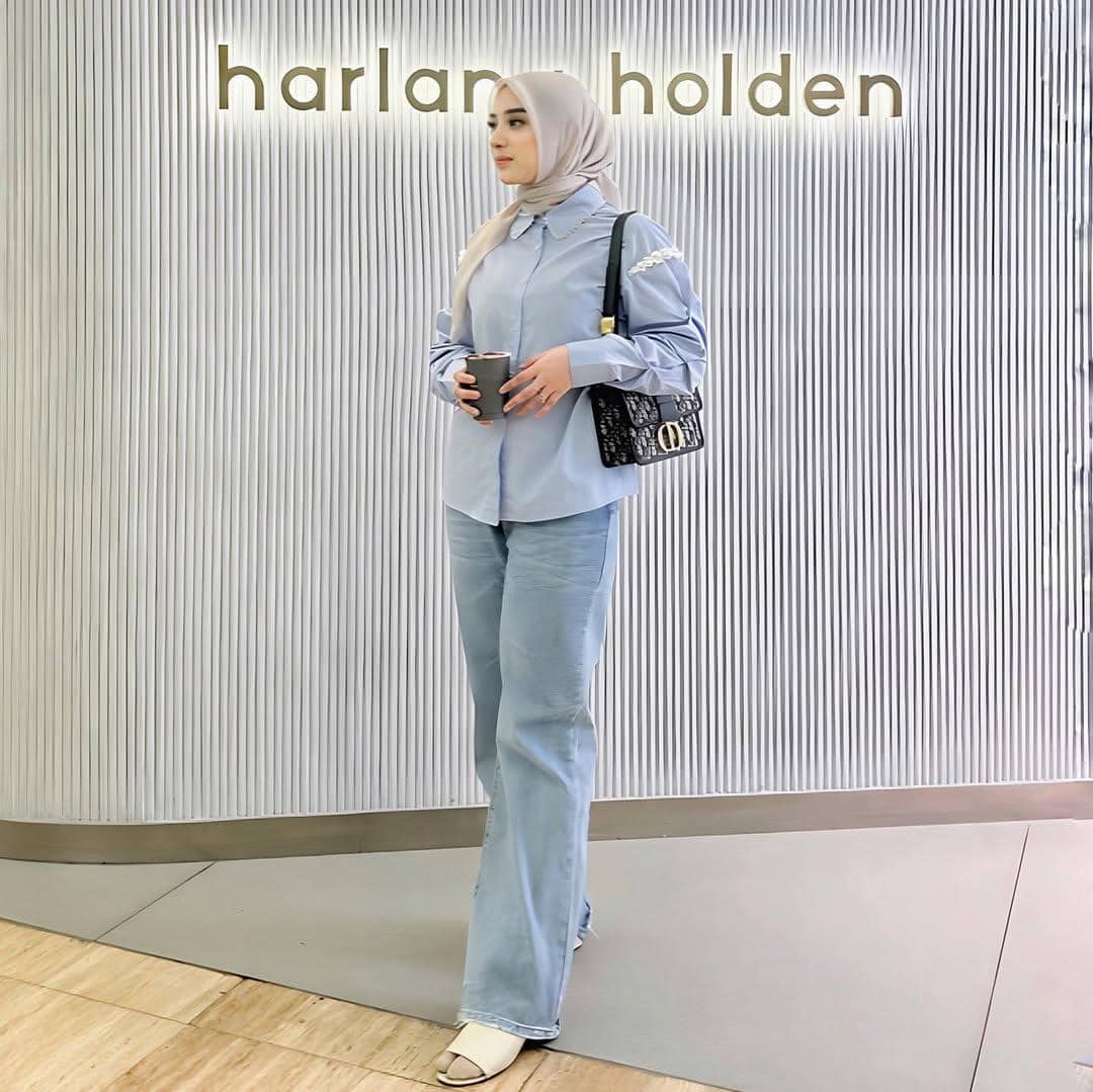 Ide Style Hijab Nuansa Biru ala Dinan Fajrina