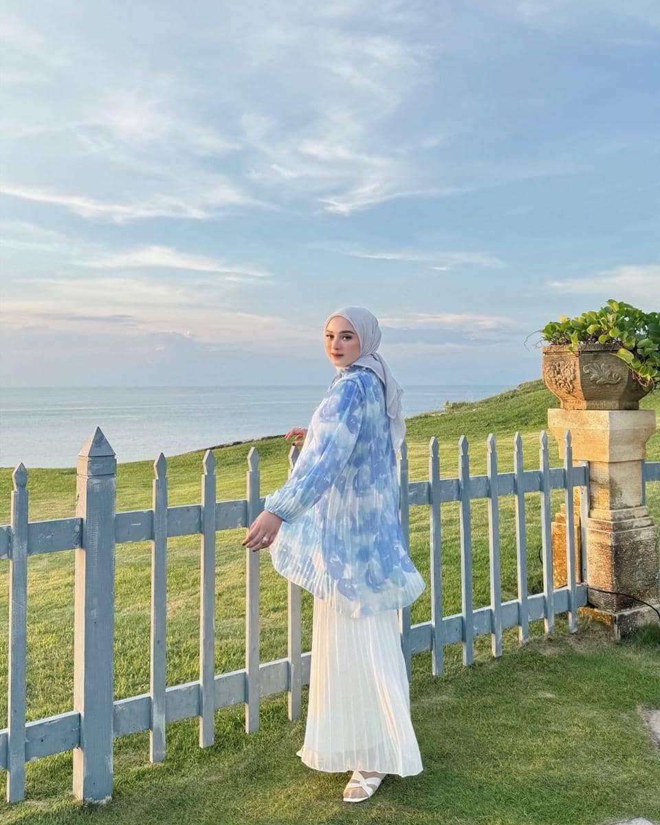 Gaya Hijab Nuansa Biru ala Dinan Fajrina