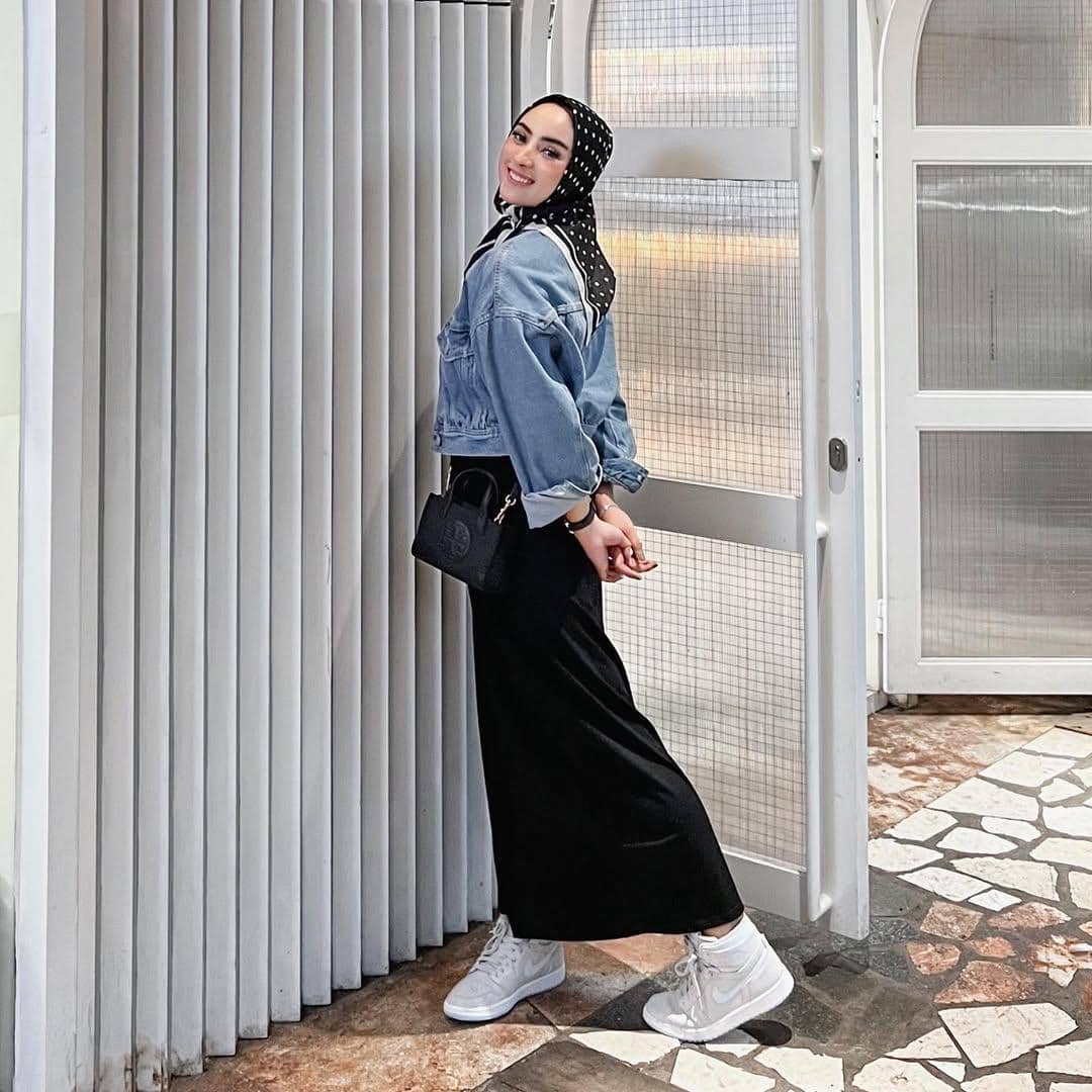 Ide Outfit Hijab Nuansa Biru ala Dinan Fajrina