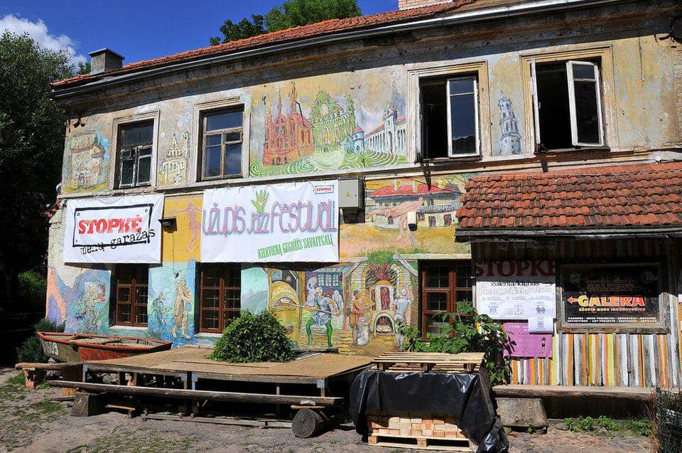 Grafiti di salah satu bangunan Republik Užupis