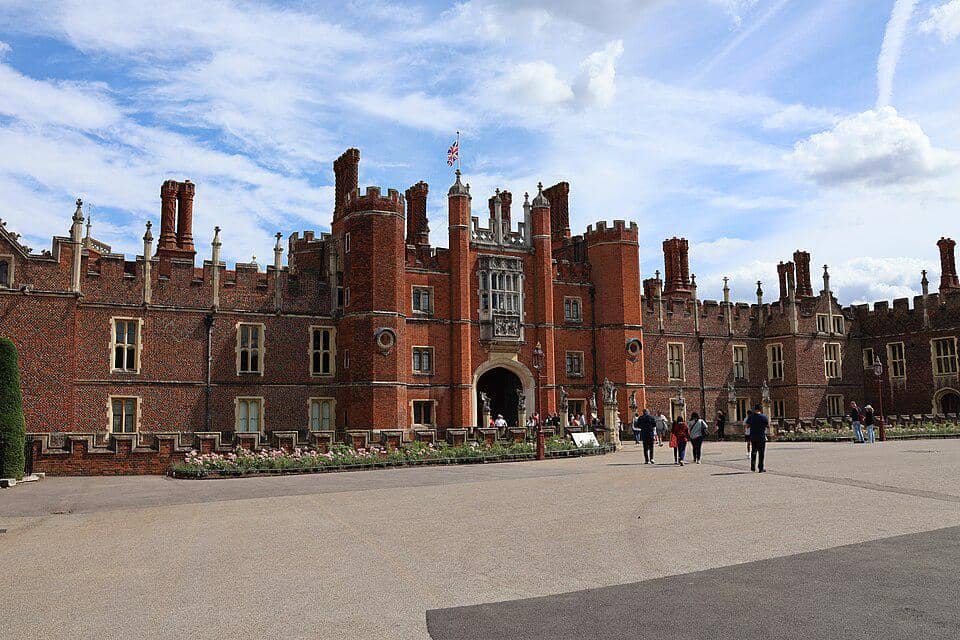 Istana Hampton Court di Inggris