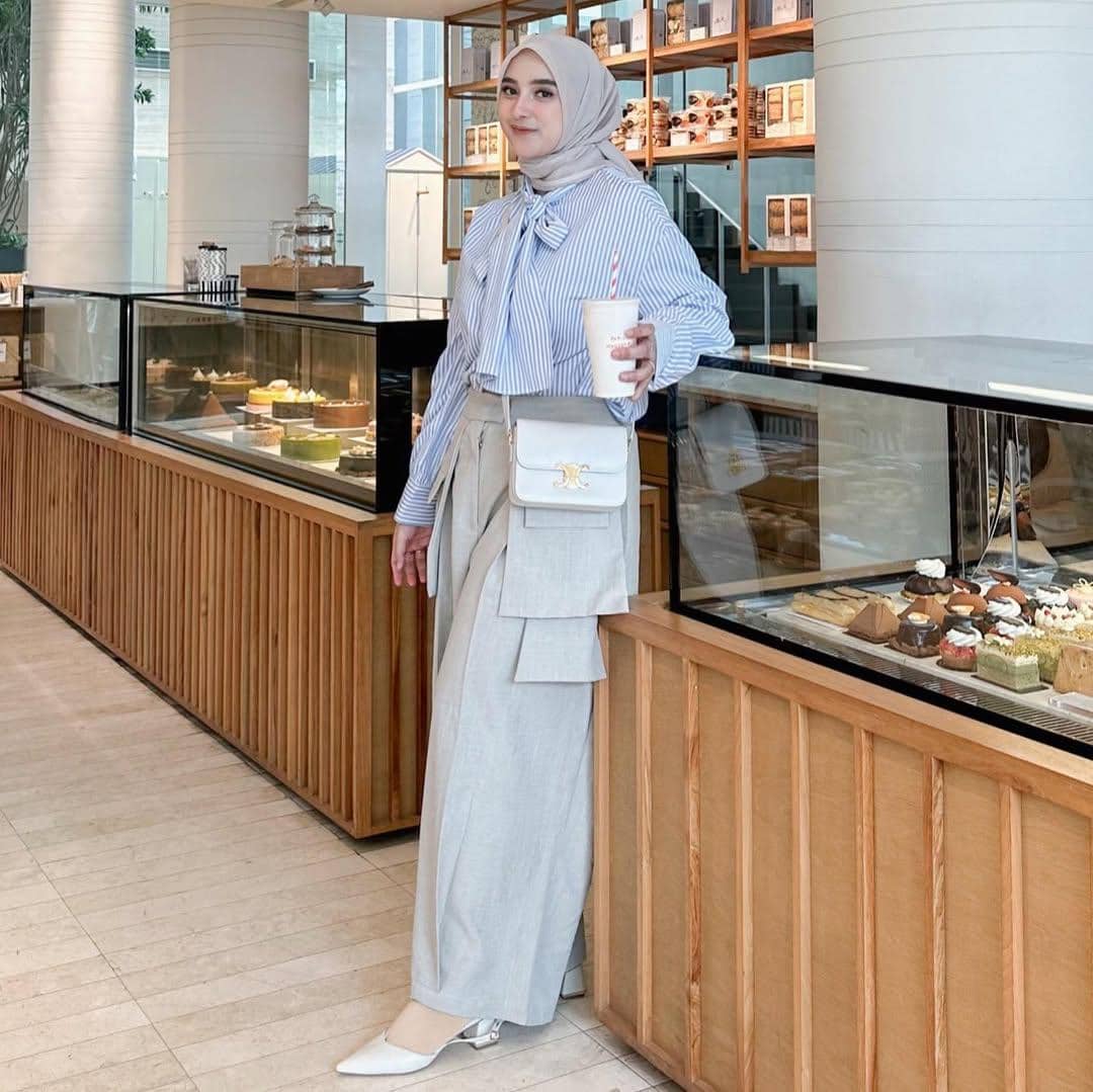 Ide Gaya Hijab Nuansa Biru ala Dinan Fajrina