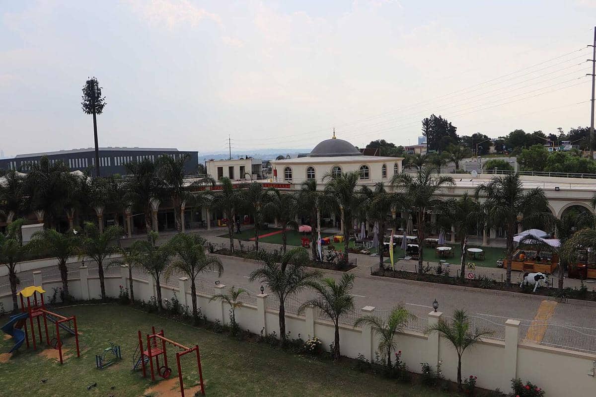 potret bazar yang menjadi bagian dari Masjid Nizamiye