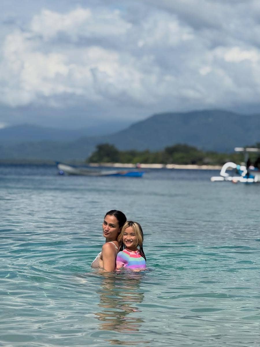 Rio Dewanto dan keluarga liburan