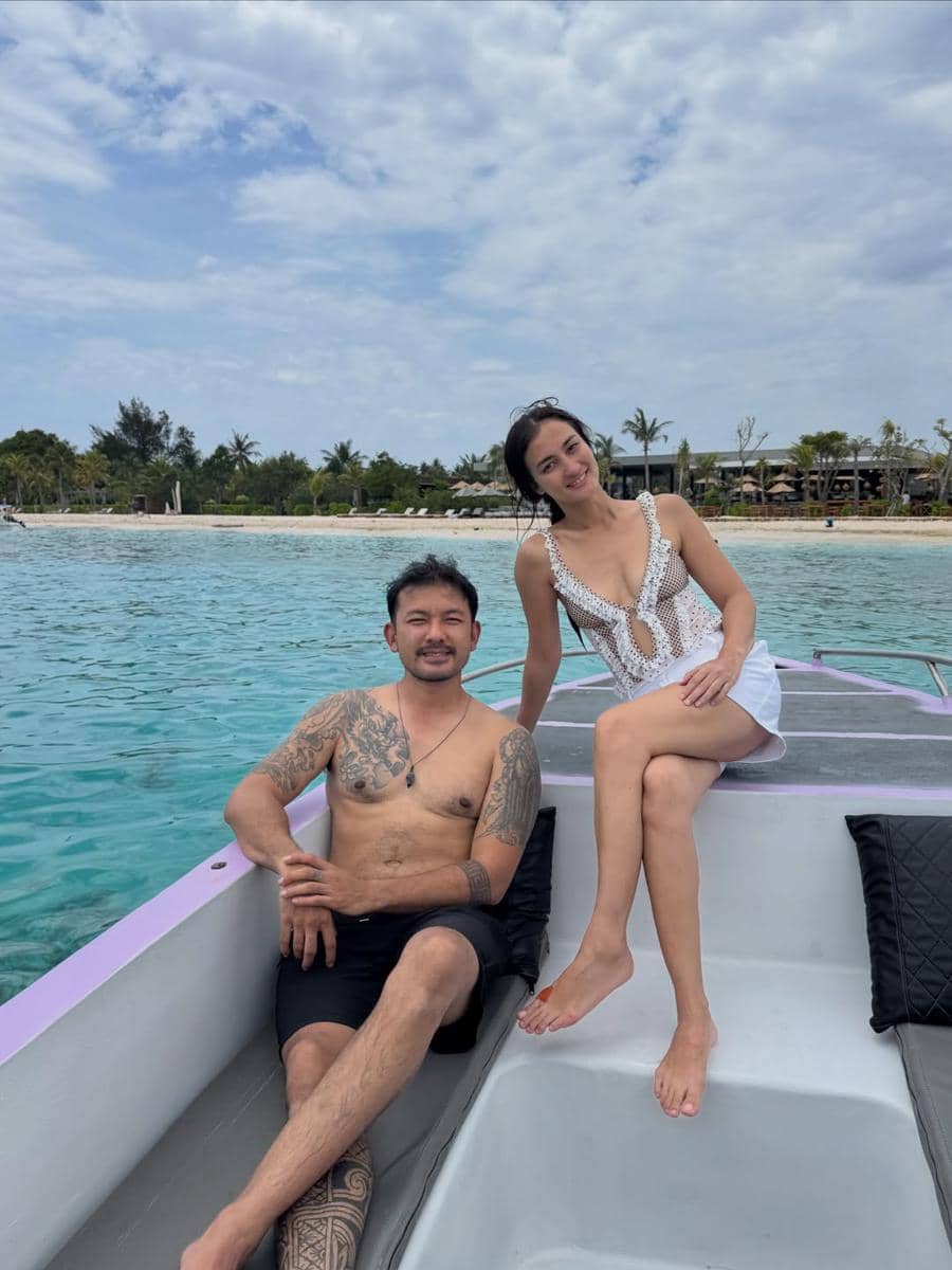 Rio Dewanto dan keluarga liburan