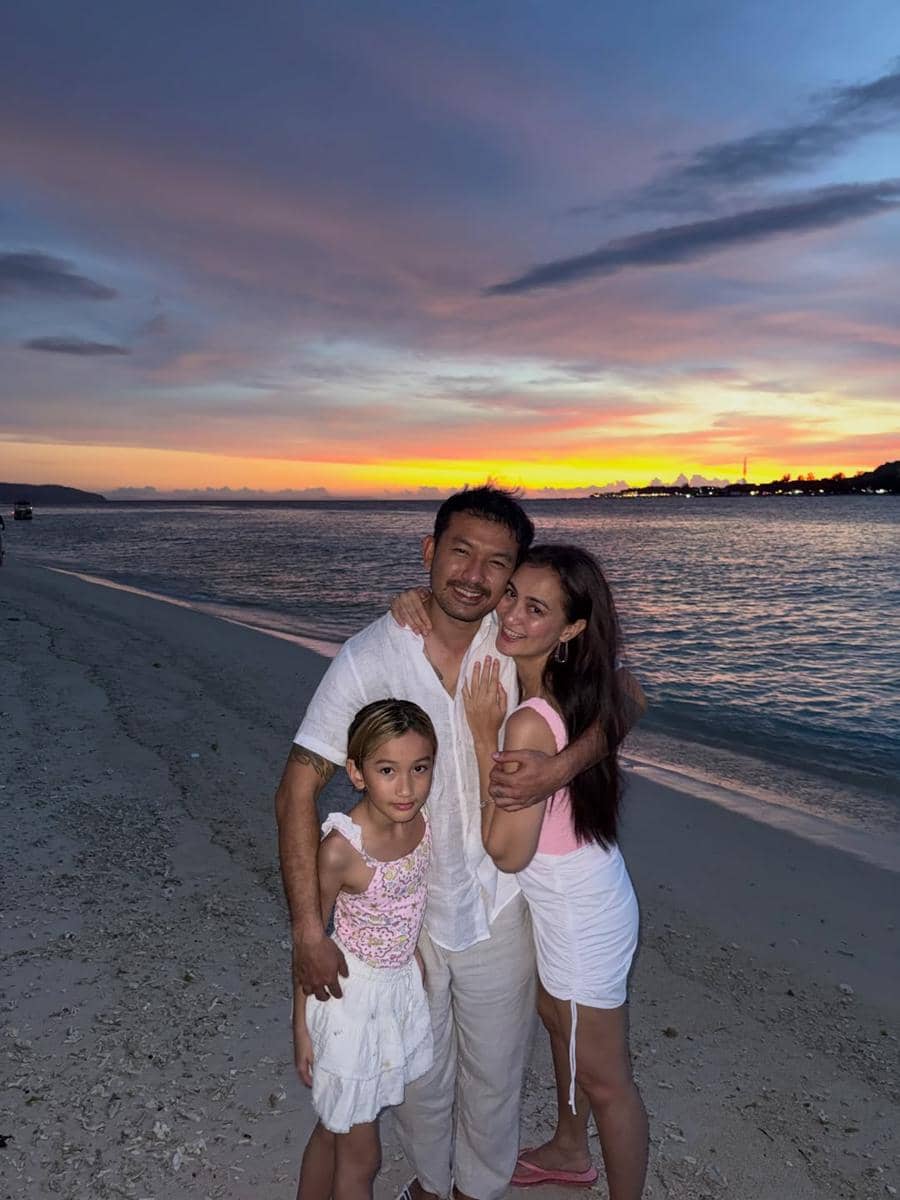 Rio Dewanto dan keluarga liburan