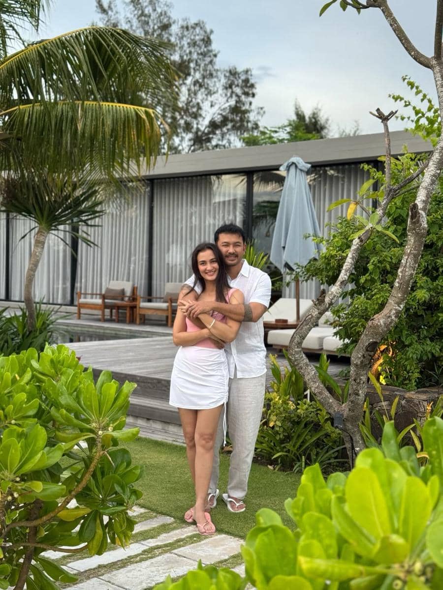 Rio Dewanto dan keluarga liburan