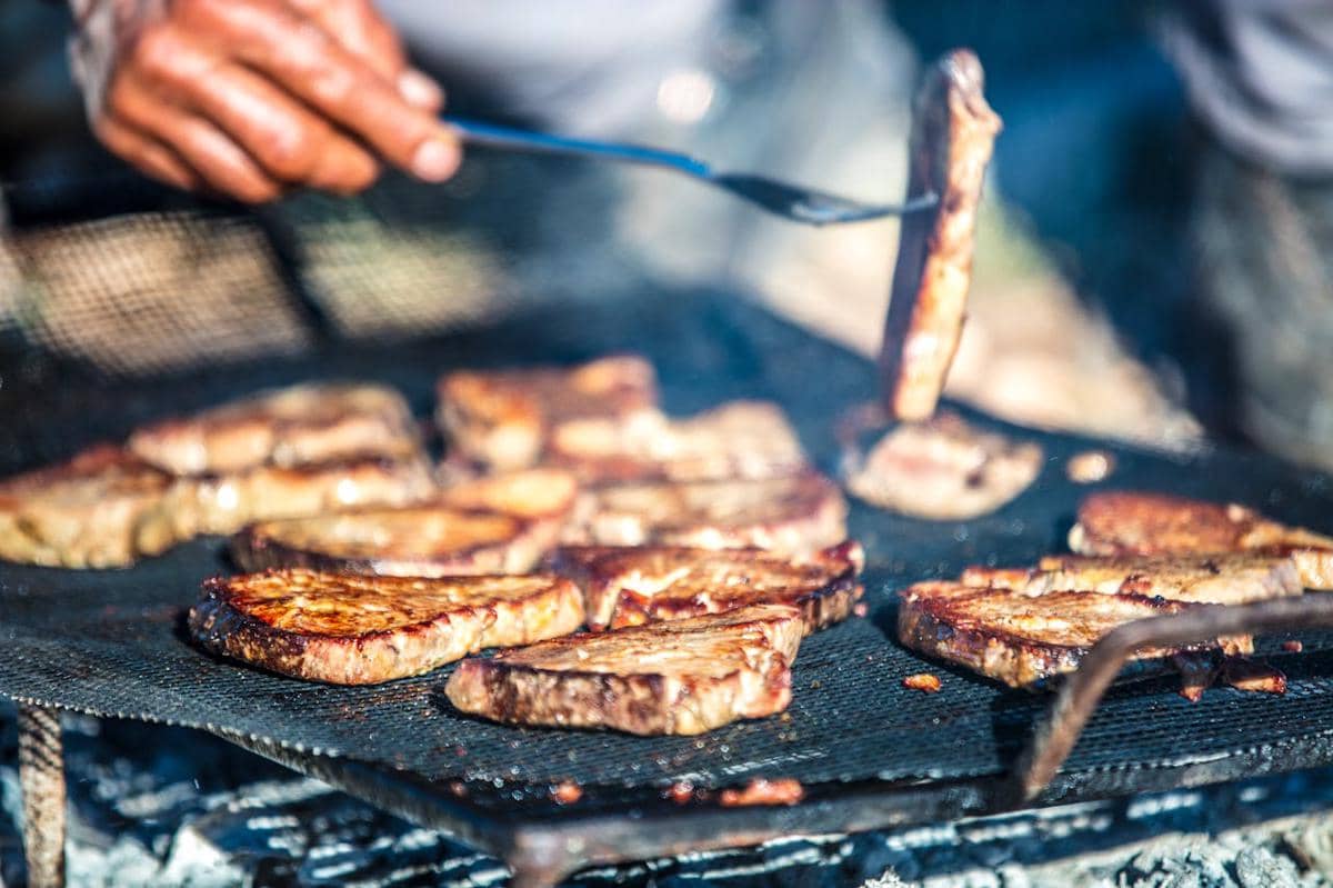 ilustrasi membolak-balik daging steak 