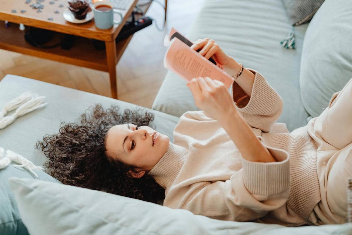 seorang wanita yang sedang membaca buku
