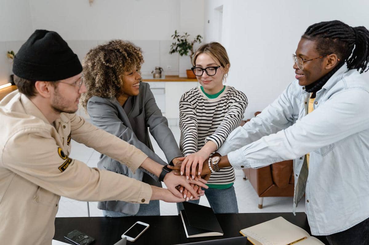 6 Tips Jadi Karyawan Favorit, Banyak Teman dan Disukai Bos!