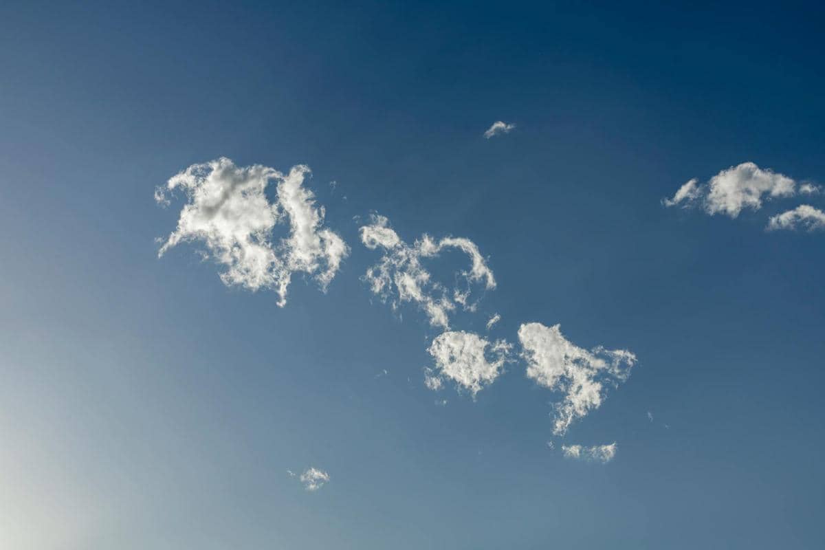 Ilustrasi Langit dengan awan tipis