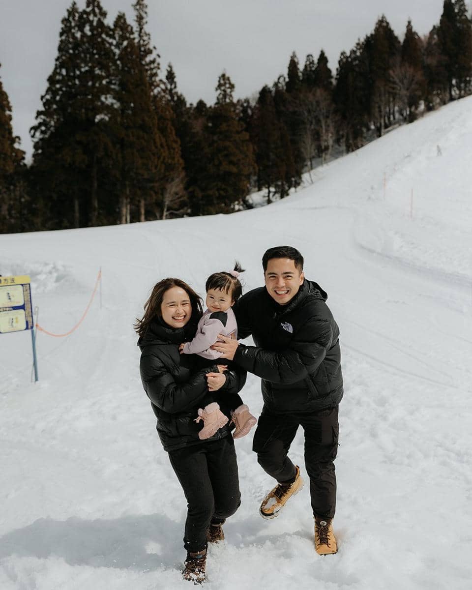 Gritte Agatha dan keluarga main salju di Gifu, Jepang