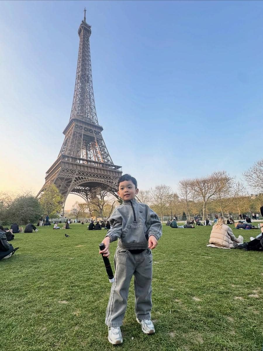 Keluarga Gilang Dirga keliling Paris sampai malam