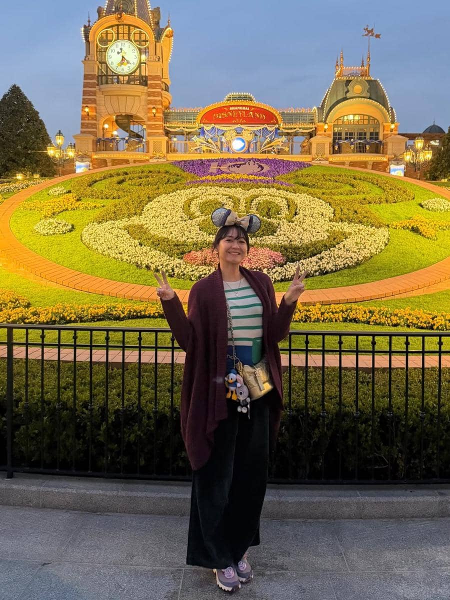 Kenes Andari dan Winky Wiryawan ke Disneyland Shanghai