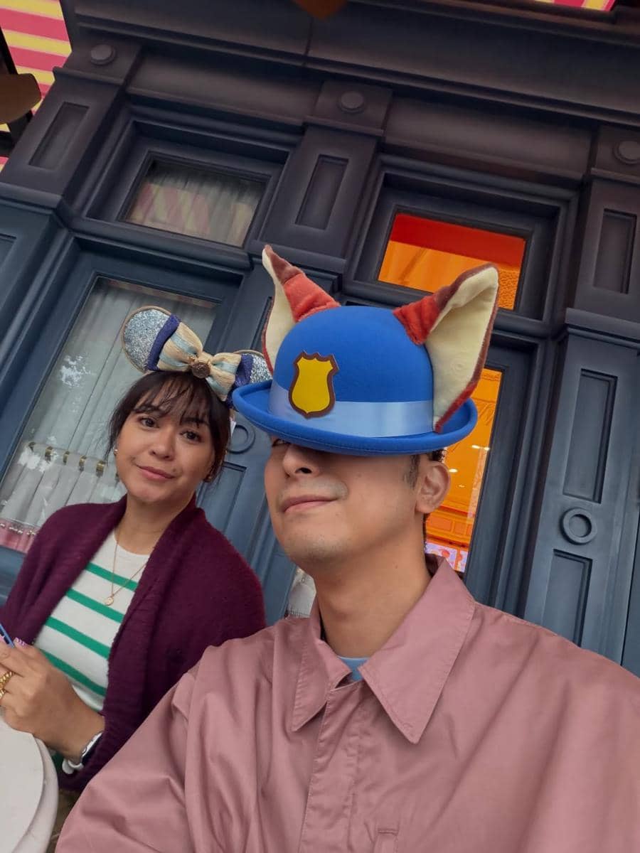 Kenes Andari dan Winky Wiryawan ke Disneyland Shanghai