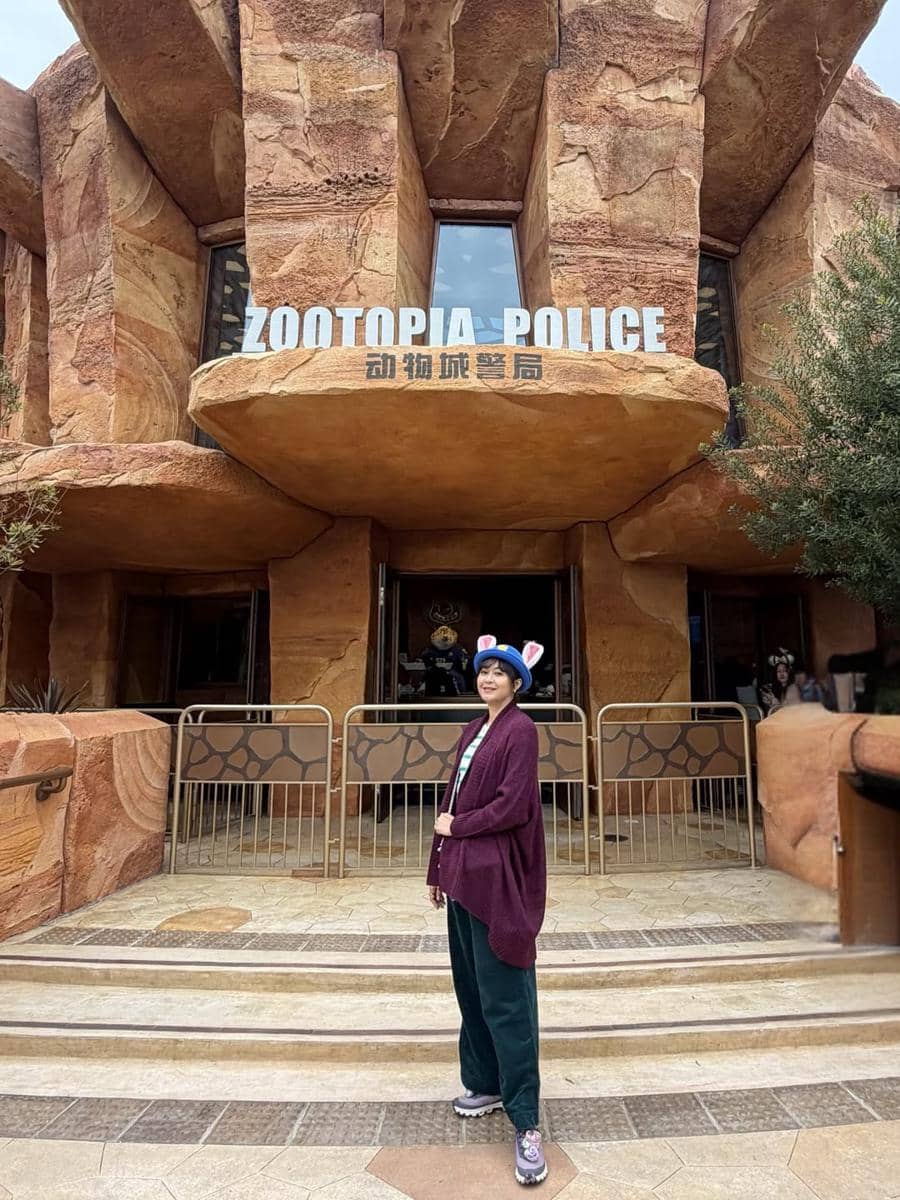 Kenes Andari dan Winky Wiryawan ke Disneyland Shanghai