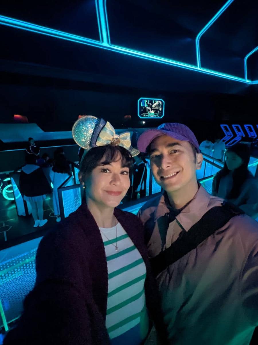 Kenes Andari dan Winky Wiryawan ke Disneyland Shanghai