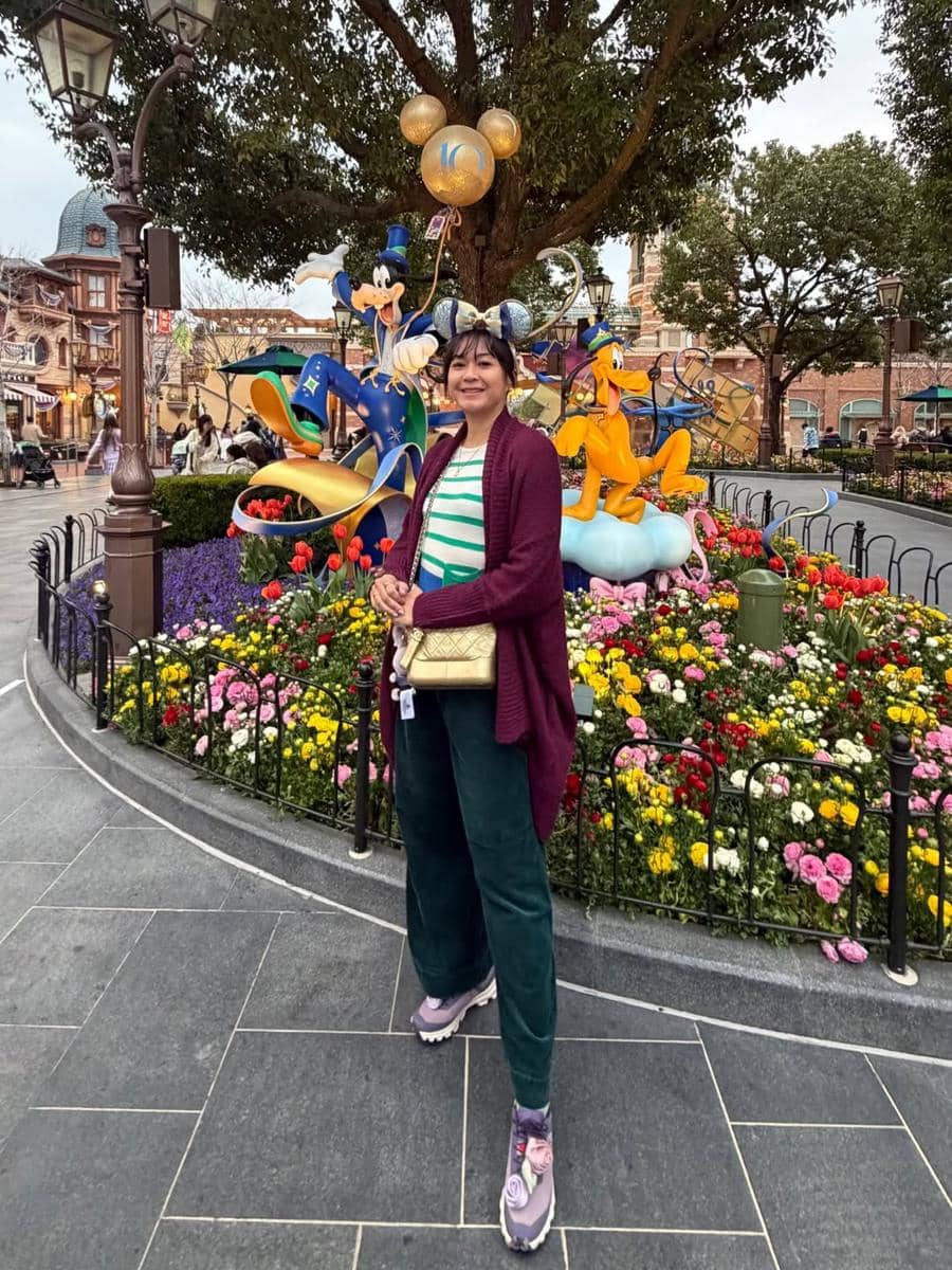 Kenes Andari dan Winky Wiryawan ke Disneyland Shanghai