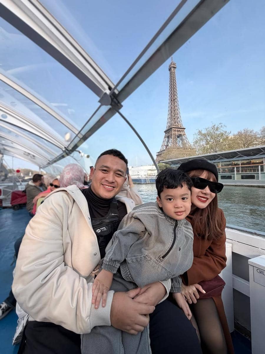Keluarga Gilang Dirga keliling Paris sampai malam