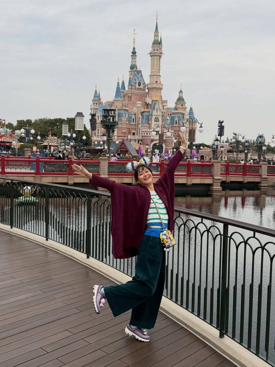 Kenes Andari dan Winky Wiryawan ke Disneyland Shanghai