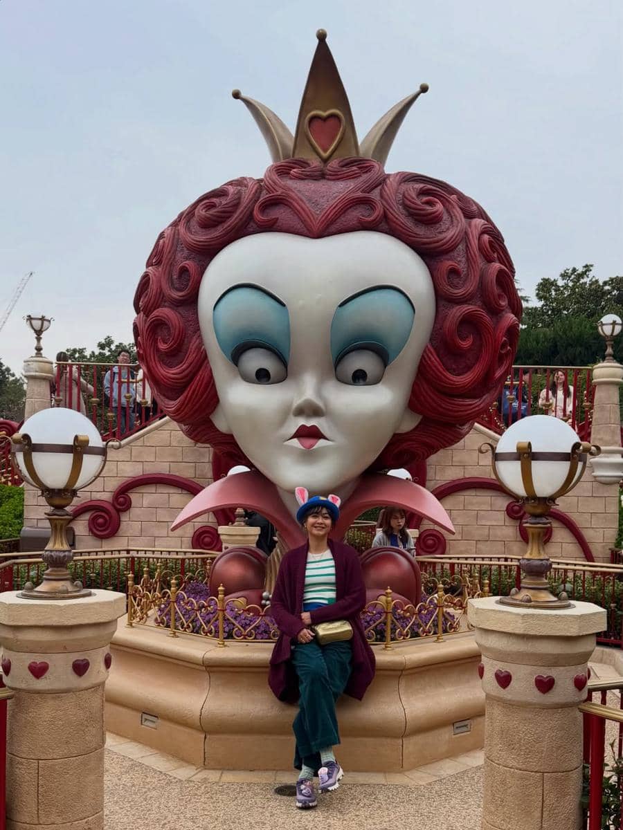 Kenes Andari dan Winky Wiryawan ke Disneyland Shanghai