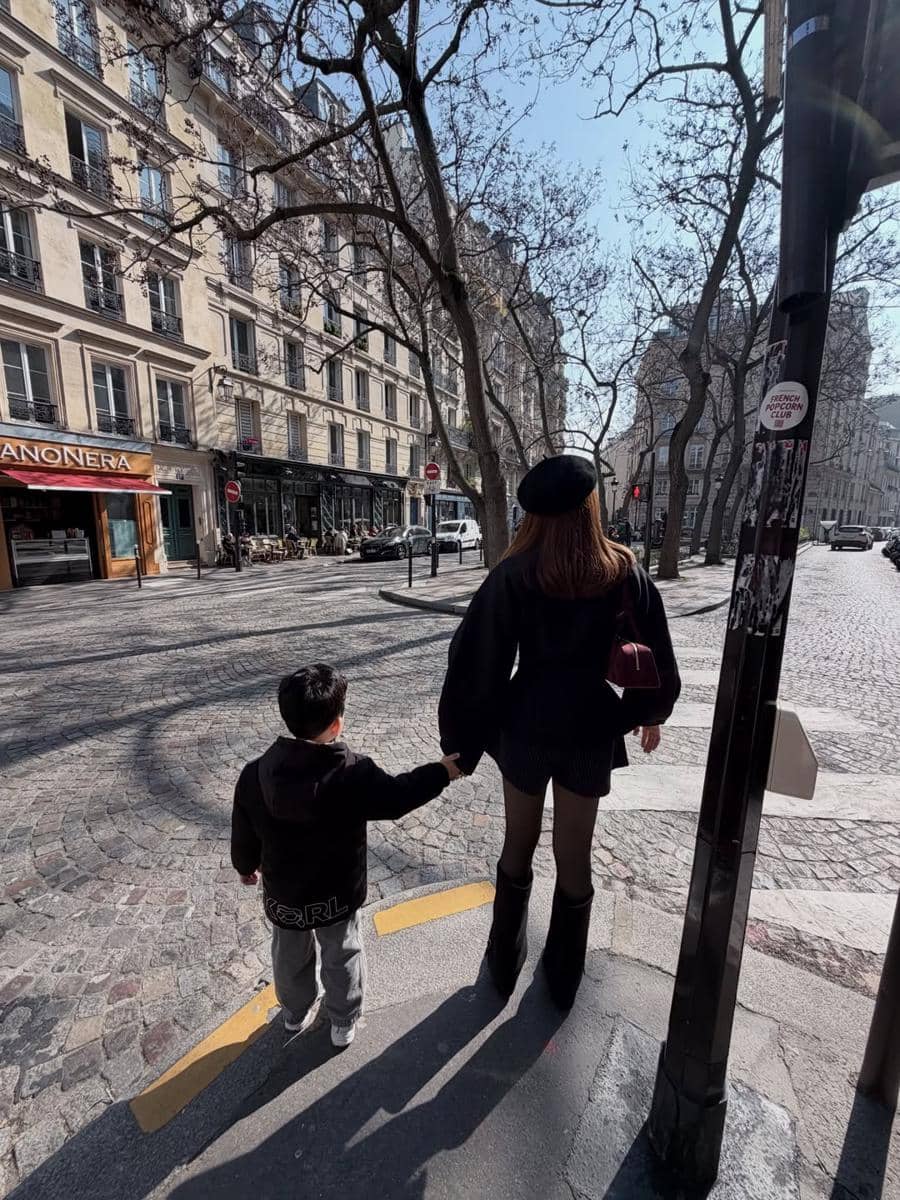 Keluarga Gilang Dirga keliling Paris sampai malam