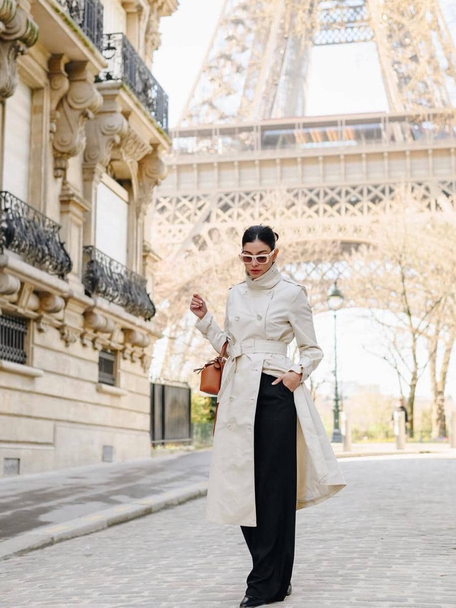 Medina jalan-jalan di Paris saat bunga sakura mekar