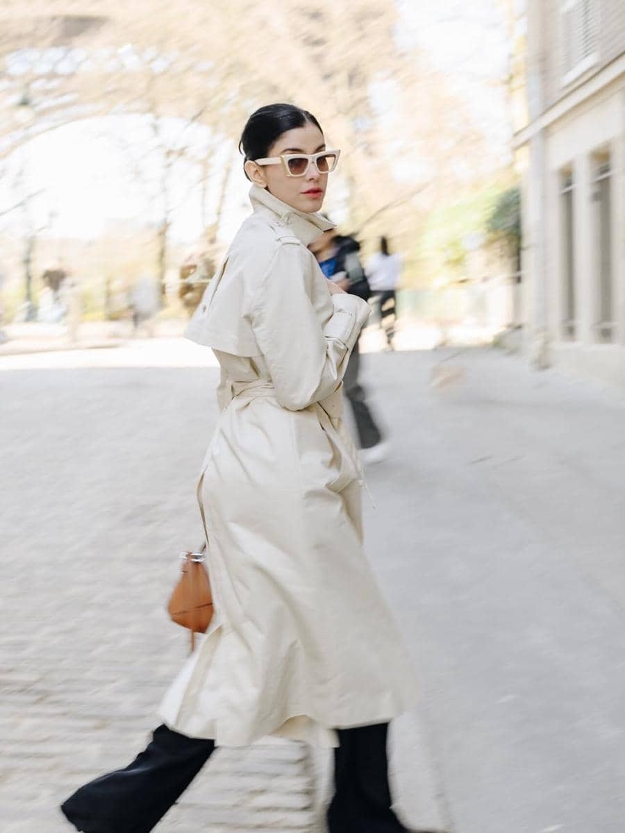 Medina jalan-jalan di Paris saat bunga sakura mekar