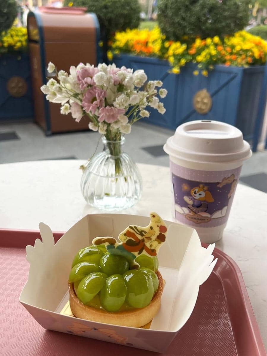 Kenes Andari dan Winky Wiryawan ke Disneyland Shanghai