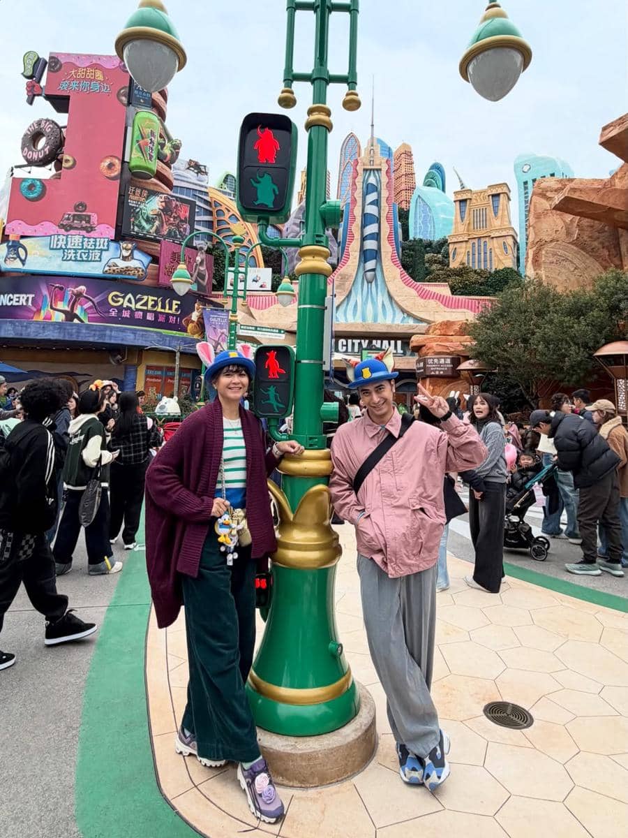 Kenes Andari dan Winky Wiryawan ke Disneyland Shanghai