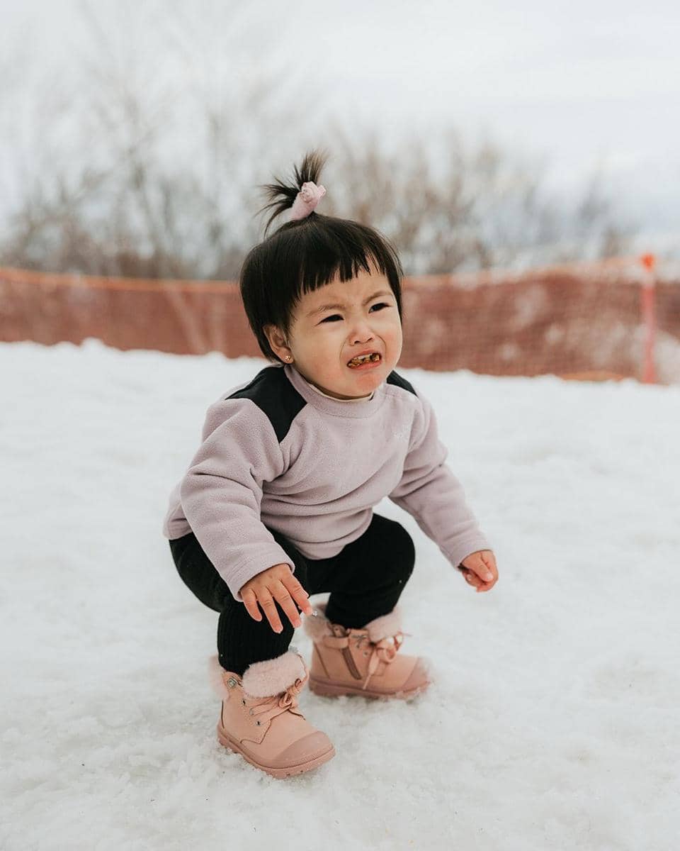 Gritte Agatha dan keluarga main salju di Gifu, Jepang